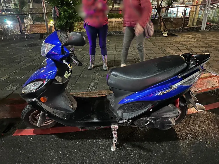 王男所騎的機車左側遭到撞擊，所幸王男僅受到輕傷。警方提供