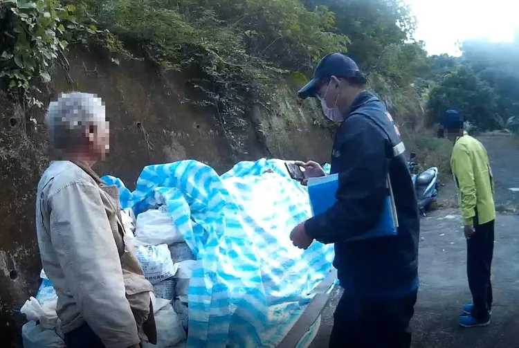 警方查獲李姓男子準備載往傾倒的廢棄物。警方提供