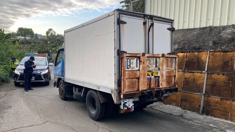 警方攔下李男駕駛的貨車。警方提供