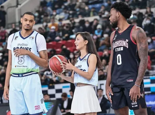 「極致翹臀」NBA最正日本女記者來台開球!公開最想看的台灣籃球員是他