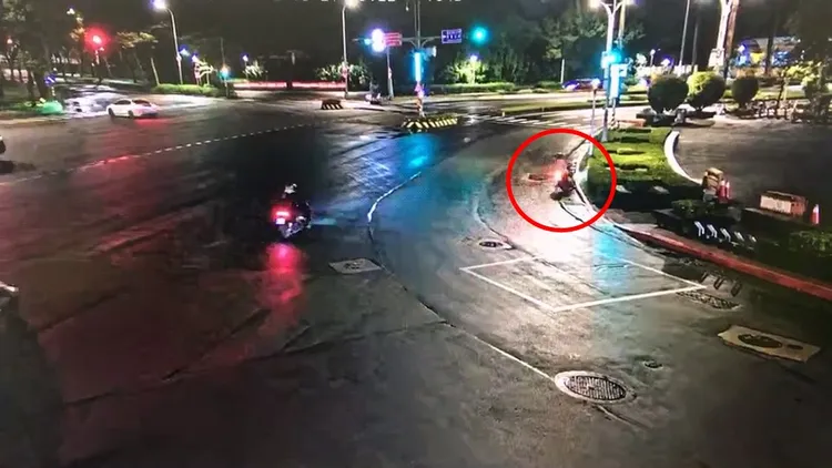 雙載機車沒有轉彎，直直撞向前方路緣。翻攝畫面