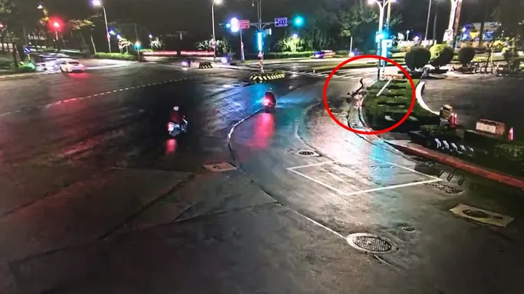 雙載機車沒有轉彎，直直撞向前方路緣，連路燈都被撞斷。翻攝畫面