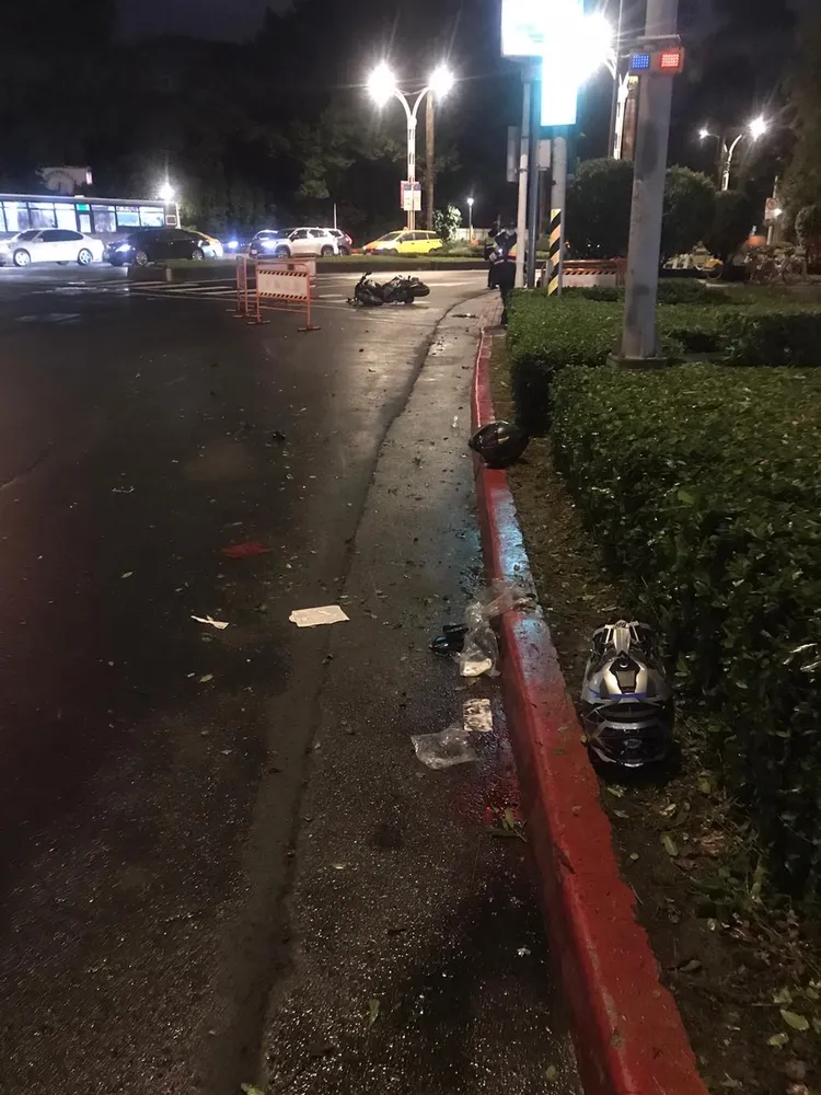 車禍現場零件四散。翻攝畫面