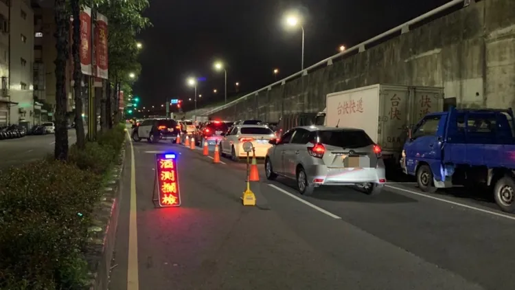 蘆洲警方在重要路口實施攔檢。蘆洲警分局提供