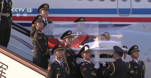 江澤民遺體戴眼鏡蓋黨旗供瞻仰　躺「透明棺木」移靈北京