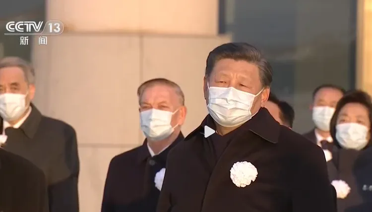 中國國家主席、中共總書記習近平與許多共黨高層、政府要員在北京西郊機場迎接江澤民靈柩。翻攝央視畫面