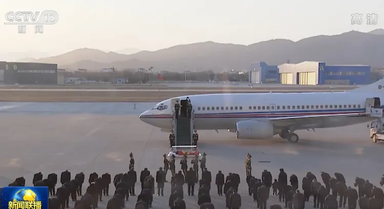 江澤民靈柩下機，全場鞠躬。翻攝央視畫面