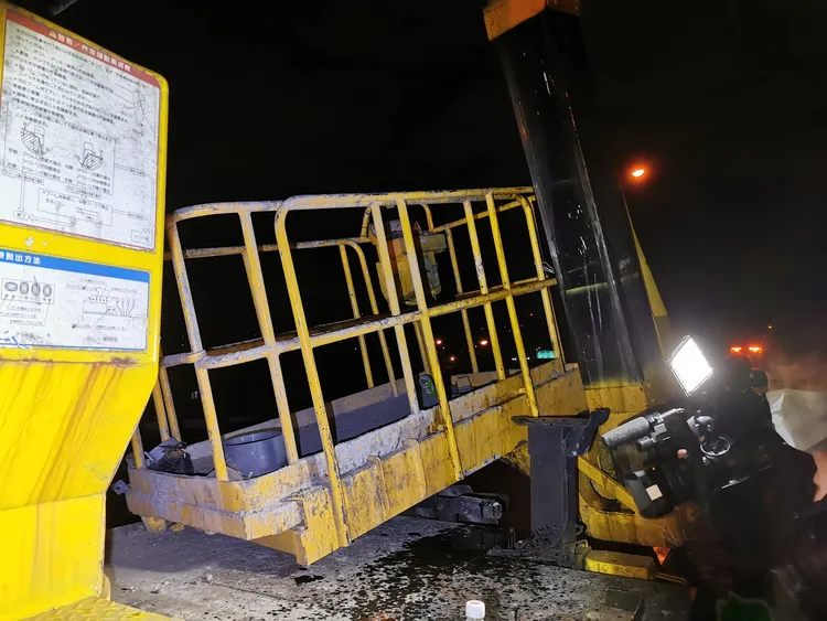 一名工人當時在吊籃內施工，遭到大貨車擦撞。陸運鋒攝