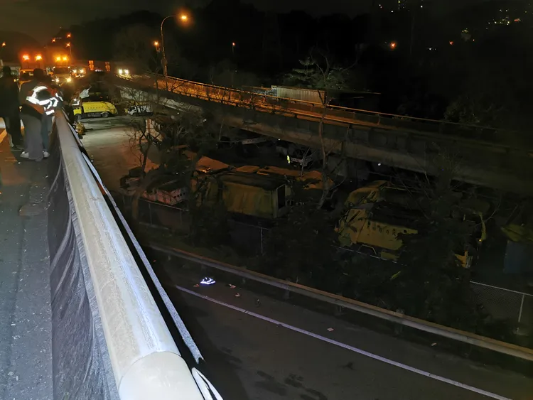 施工吊籃當時在國道引道下方作業，遭到大貨車擦撞，工人墜落4米地面。陸運鋒攝