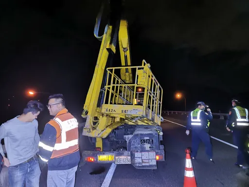 國三中和路段大貨車擦撞施工吊籃 2工人骨折緊急送醫