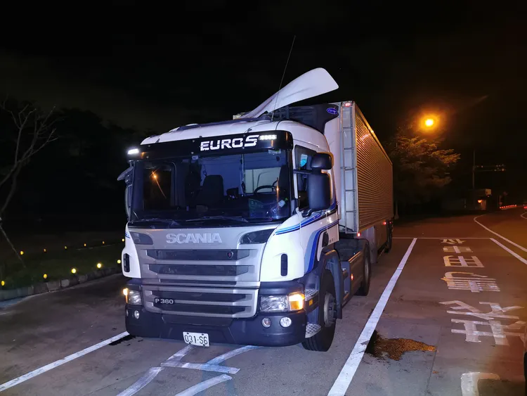 擦撞吊籃的大貨車。陸運鋒攝