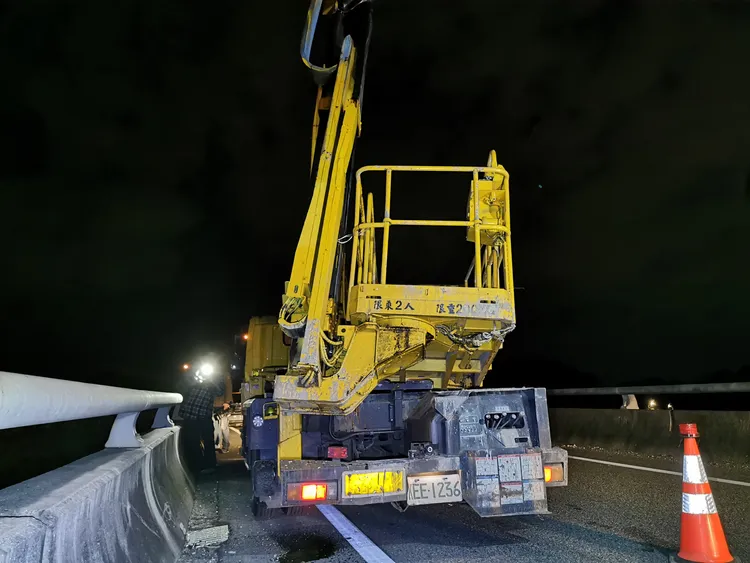 施工車輛吊臂遭撞歪。陸運鋒攝