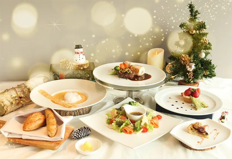 The Lounge 大廳酒吧推出粉雪下的聖誕大餐，每位售價1,380元+10%。六福旅遊集團提供