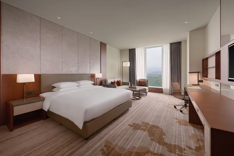 台北六福萬怡酒店也於12/23至2023年1/2，推出「FUN迎2023聖誕暨跨年住房專案」售價9,999元（含稅），連住2晚只需再加價2,024元。六福旅遊集團提供