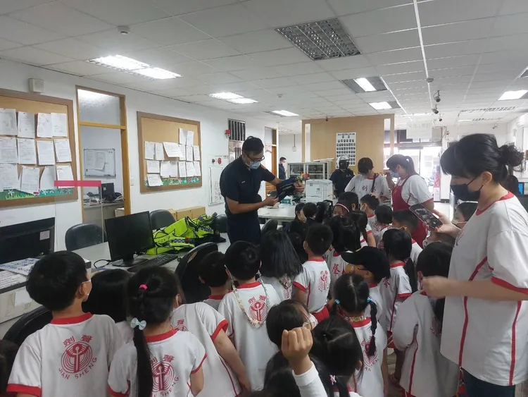 藉由小朋友參訪派出所，希望有正確的自我保護意識，讓犯罪預防的概念向下紮根。警方提供