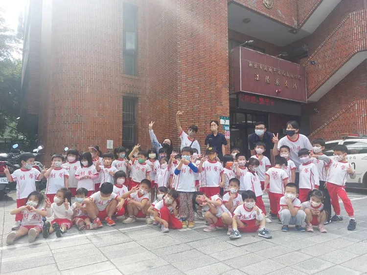 園方帶著100位小朋友參訪新店警分局江陵派出所。警方提供