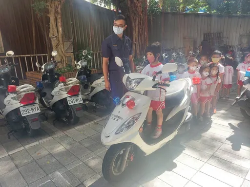 幼儿园小朋友参访新店警分局 提升正确自我保护意识