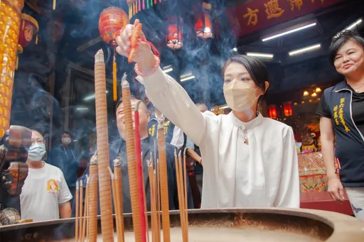 詐領助理費疑雲未散！　2劇本高虹安「開缺」都由她穩接