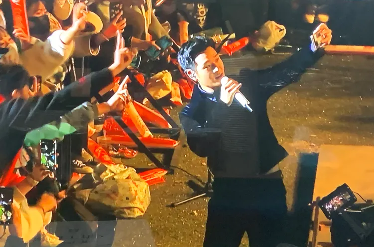 周興哲還下台跟台下小星星們自拍合影。曾雪蒨攝