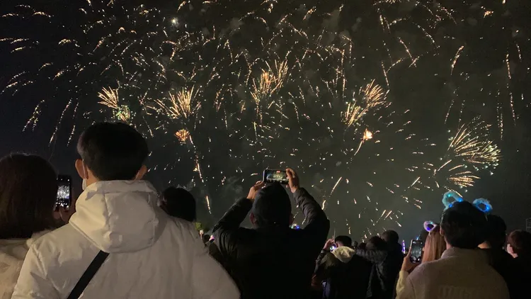 中央公園跨年晚會民眾搶拍跨年煙火。曾雪蒨攝