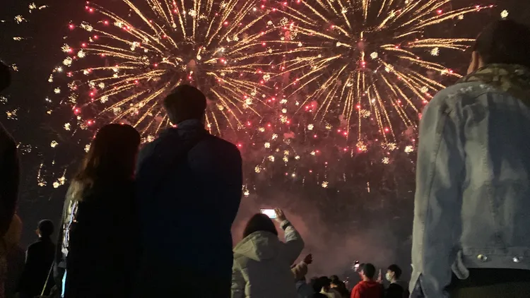 民眾在中央公園觀賞2023跨年煙火。曾雪蒨攝