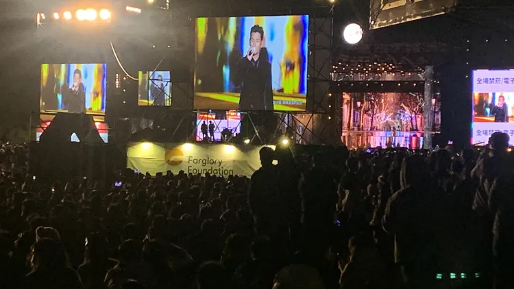 情歌王子周興哲晚間壓軸唱情歌，聽得小星星們如癡如醉。曾雪蒨攝
