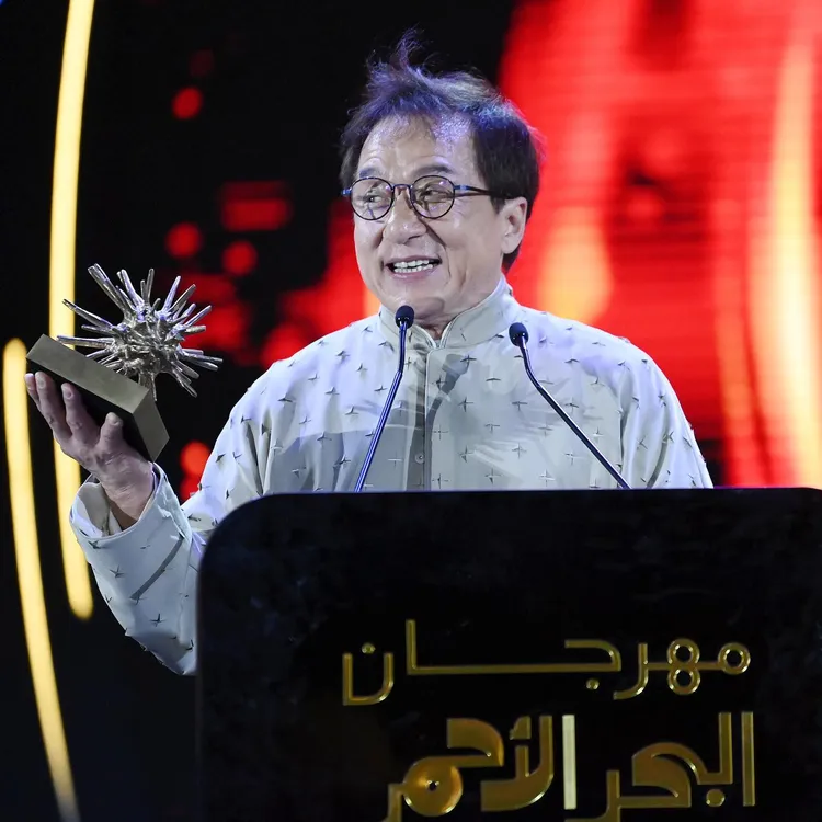 成龍在阿拉伯的紅海電影節領獎。翻攝redseafilm IG