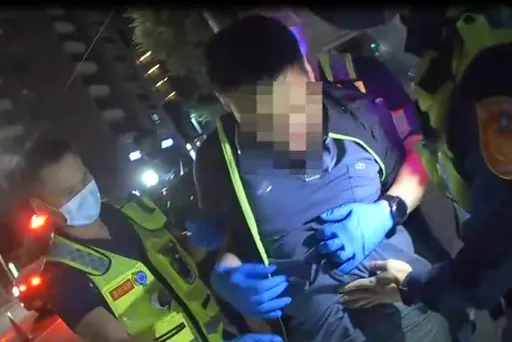 呷飽換夭!海洛因吞肚滅證 大叔被抓去哈姆立克