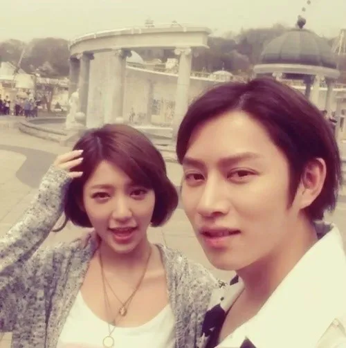 郭雪芙（左）和金希澈在節目中的「大腿夫婦」組合令人印象深刻，她也稱目前對異國戀抱持著開放的態度。翻攝aohsuehfu IG