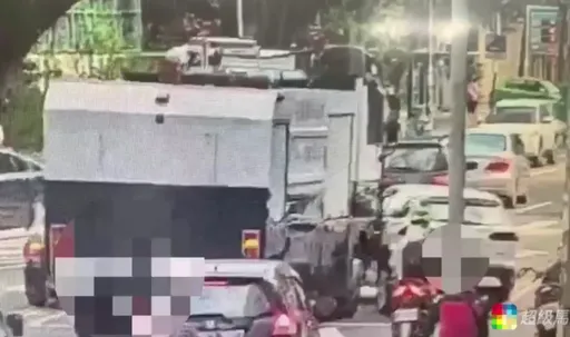 保一總隊警用特種車有夠硬　這輛車被擦撞鈑金全凹了