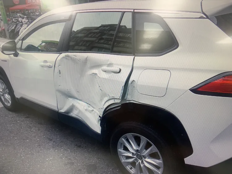 民眾車輛板金嚴重凹陷。翻攝畫面