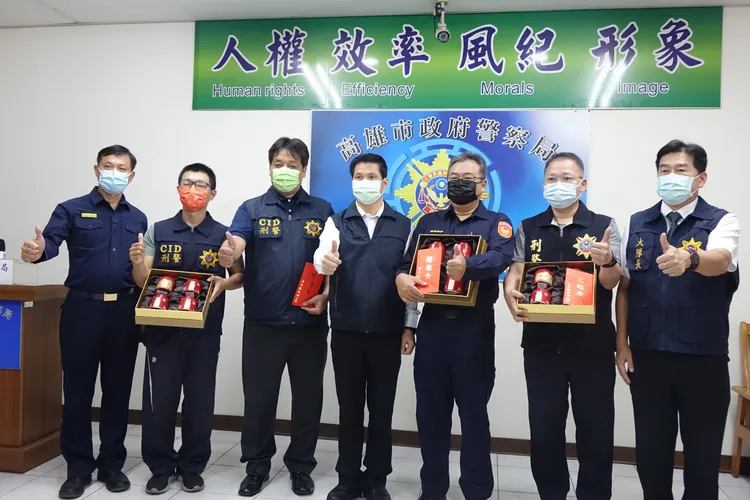 警察局長林炎田（中）今天中午表揚破案有功人員。羅琦文攝