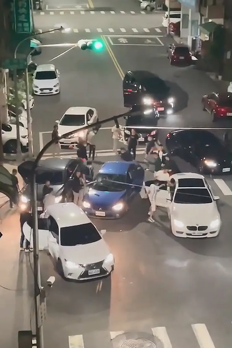 7車圍堵1車，20多人拿球棒猛砸車，還押走車上陳姓男子。翻攝臉書「爆廢公社」