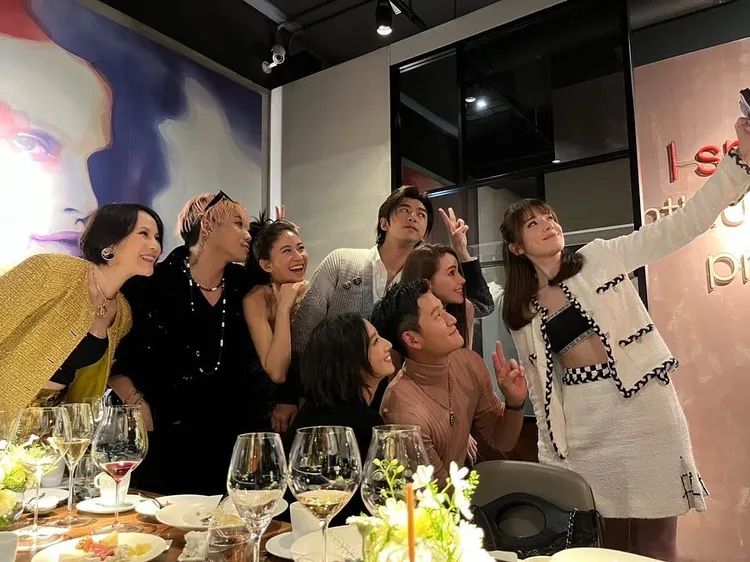台灣「香奈兒家族」強大的星光陣容，讓網友也不禁讚嘆道：「夢幻到臉都像P的！」翻攝ozifp IG