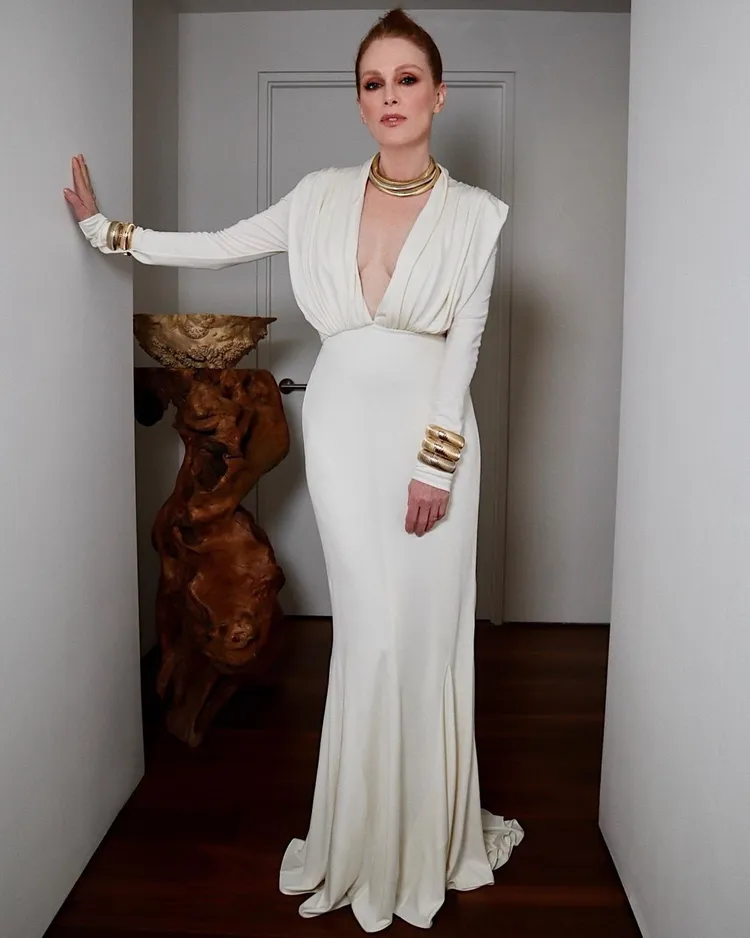 茱莉安摩爾大膽運用SINDEY GARBER項鍊與手環疊搭，賦予柔美造型自信與氣勢。翻攝hungvanngo IG