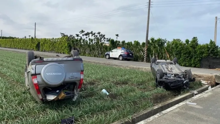 銀色休旅車後擋風玻璃破損，車內物品散落，黑色轎車同樣翻覆，二車駕駛均受擦挫傷送醫。攝自《記者爆料網》