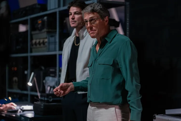 休葛蘭演出億萬富翁軍火商。車庫娛樂提供