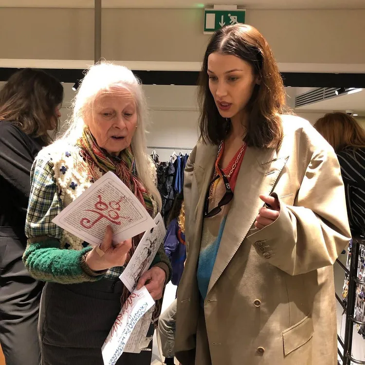 Bella Hadid（右）分享了多張與Vivienne Westwood共事的合影。翻攝bellahadid IG