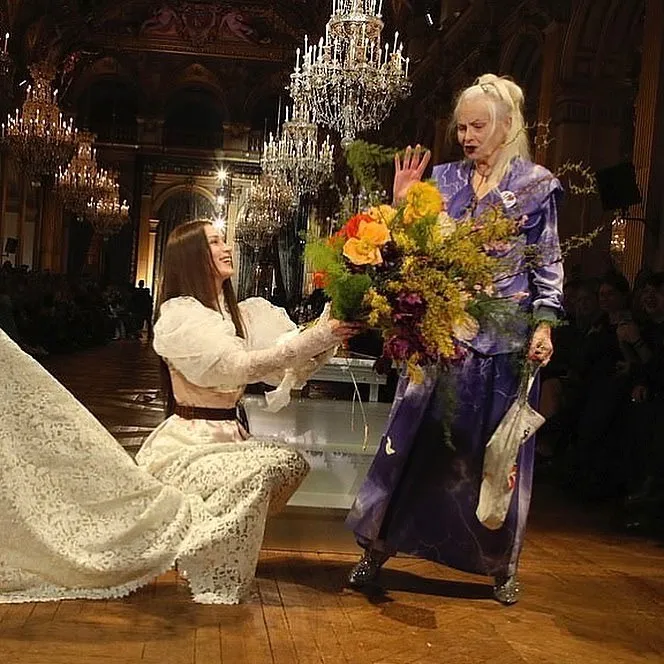 Bella Hadid（左）稱Vivienne Westwood就像太陽。翻攝bellahadid IG