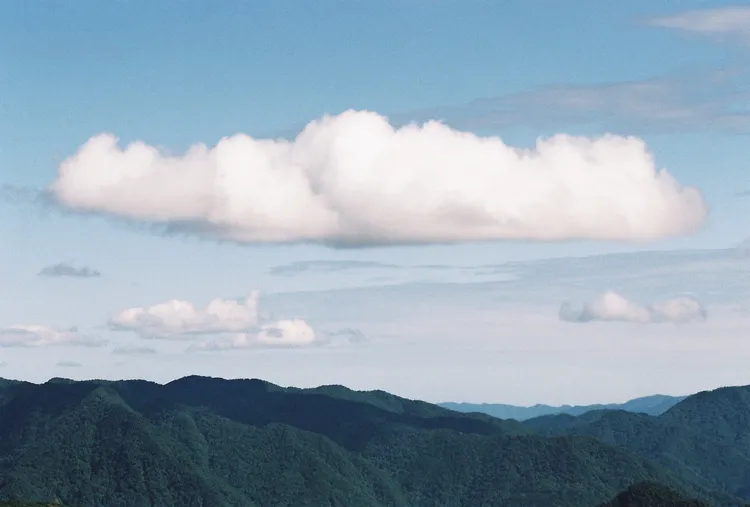 岡本孝拍攝富里之美攝影作品捐給富里火車站。待用課程協會提供