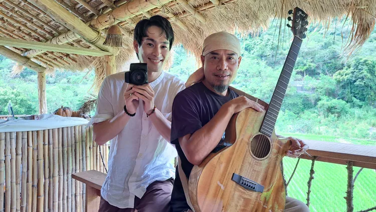 日籍攝影師岡本孝（左）受侯孝賢電影影響愛上台灣。待用課程協會提供