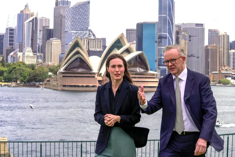 芬蘭總理馬林（左）造訪澳洲時直言，俄烏戰爭證明了歐洲還不夠強大。右為澳洲總理艾班尼斯。美聯社