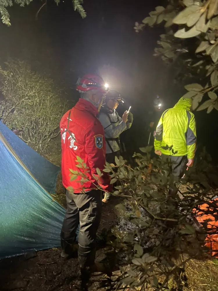 搜救人員抵達現場，認為女山友的傷勢，需要直昇機吊掛為宜，因此先下撤等候直升機救援。神鷹搜救隊提供