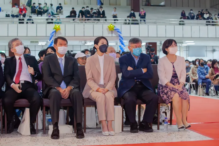 今天（11日）高虹安受邀出席「新竹高中建校一百年校慶」，與會嘉賓包含台北市長柯文哲。高虹安團隊提供