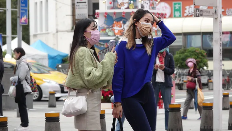 長期配戴口罩減少紫外線的接觸，可能會造成膚色不均。圖非當事人，莊宗達攝