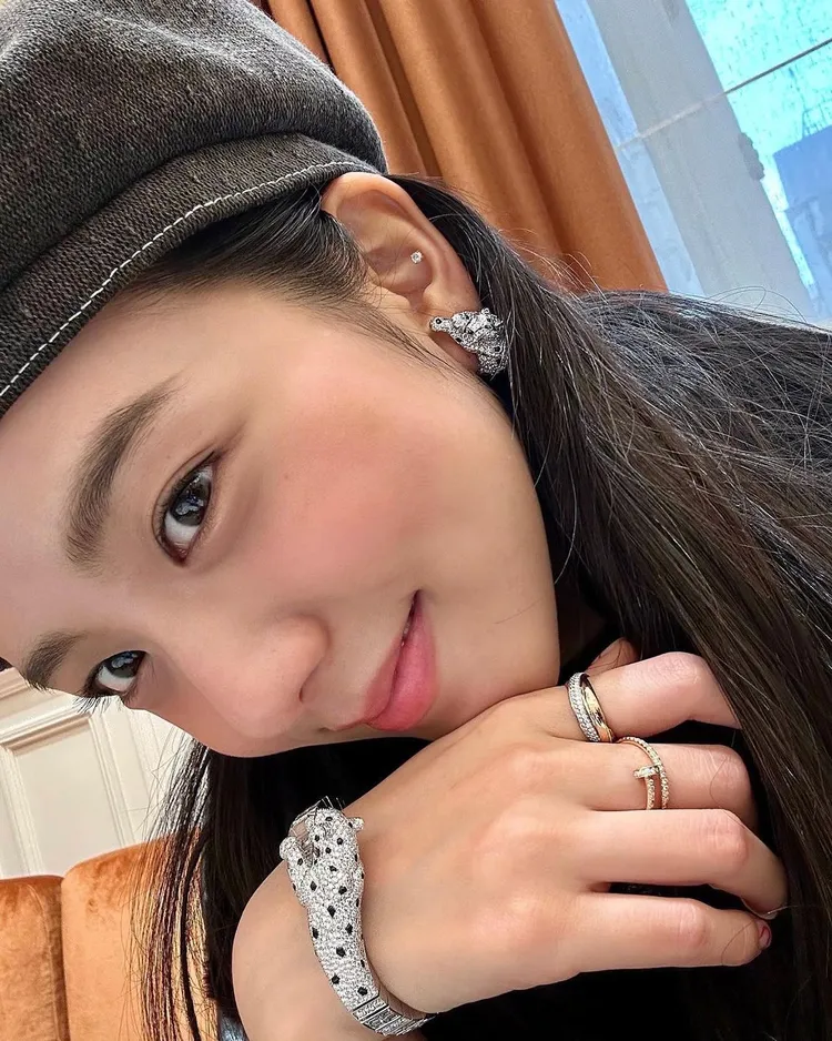 Jisoo開心試戴卡地亞Panthère de Cartier系列珠寶。翻攝sooyaaa__ IG