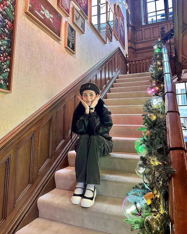 Jisoo於歷史悠久的卡地亞龐德街旗艦店裡玩得不亦樂乎。翻攝sooyaaa__ IG