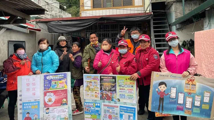 專業消防人員家訪查看瓦斯使用安全，防範未然。花蓮縣消防局提供