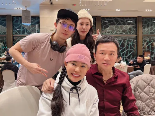 獨家｜孫鵬57歲大壽狄鶯搞驚喜趴甜蜜熱吻　孫安佐賀禮曝光帶女友喊「愛爸」