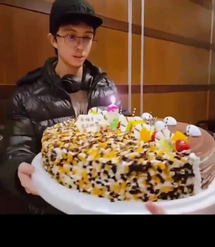 孫安佐捧著18吋大蛋糕。狄鶯提供